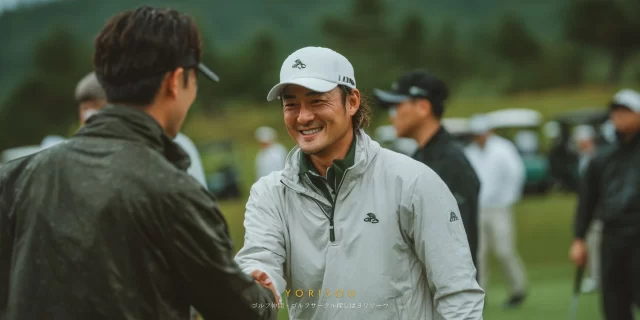 小牧市岩崎原在住の40代男性ゴルファーが、仲間に声をかけながら指を立てて笑顔を見せるバストアップ写真。気軽に声を掛け合える小牧市らしい関係性。