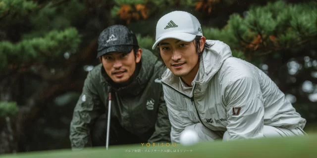 松戸市馬橋エリアから参加した男性ゴルファー2人が、グリーン上でラインを読みながらゴルフウェア姿でバストアップに写っている様子