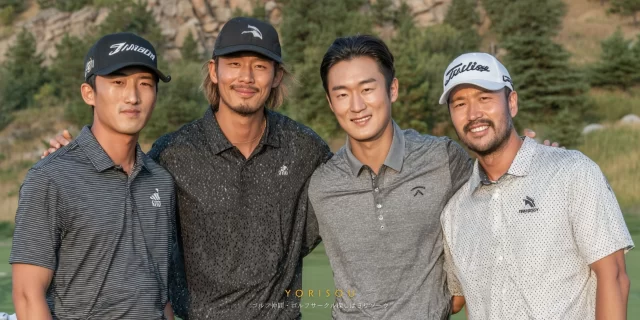 山形市成沢西周辺の丘陵ゴルフコースで、60代前後の男性ゴルファー4人がバストアップで並び、山形市街地を背景に穏やかに微笑んでいる様子