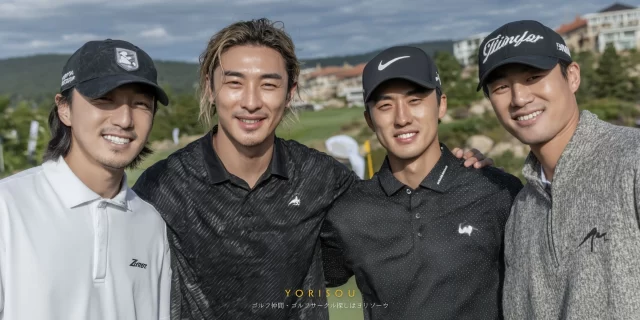 つくば市学園の森エリア近郊のゴルフ場で、20代〜30代の男性ゴルファー4人が肩を組んで並んでいる様子
