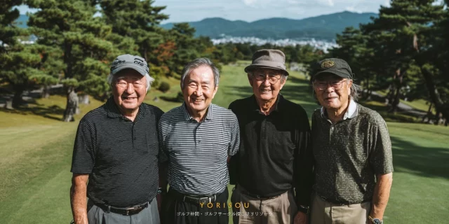 金沢市内灘町寄りのゴルフ場で、ゴルフウェア姿の女性ゴルファーが仲間とハイタッチし、バストアップで笑顔を見せている様子