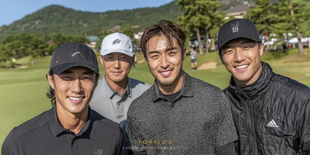 徳島市北田宮町のゴルフ場で、仲間との会話を楽しみながら笑顔を見せる30代女性ゴルファーのバストアップ写真