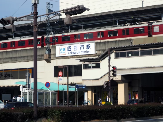 四日市駅周辺の街並みとインドアゴルフ体験がしやすいエリアの様子