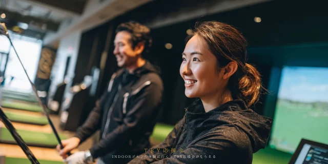 インドアゴルフで体験レッスンを受ける初心者ゴルファーの様子