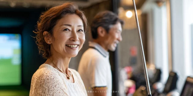 インドアゴルフで体験練習を終えた女性ゴルファーの様子