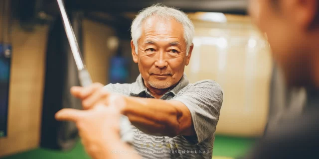 インドアゴルフで無理なく練習を行うシニアゴルファーの様子