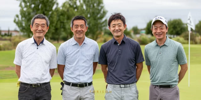 市原市八幡宿周辺で、平日に集まりやすい50代前後のゴルフ仲間が穏やかに並んでいる様子