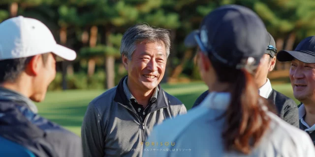 市原市八幡宿周辺で、経験豊富なゴルフ仲間が自然に集まり会話している場面