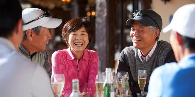 市原市内のゴルフ場レストランで、50〜60代のゴルフ仲間がラウンド後に食事を楽しみながら交流している場面