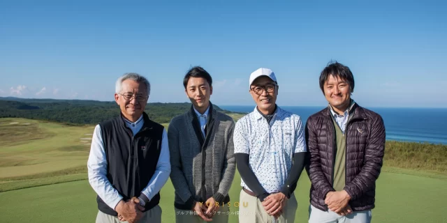 市原市国分寺台周辺で、年代の異なる男性ゴルフ仲間が安心感のある距離で並ぶ様子