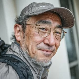 千代田区在住の石井さん(60代男性)、ゴルフウェア姿でバストアップの穏やかな笑顔を見せる平日ゴルファー
