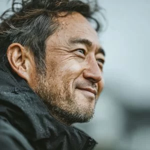 愛知県内でゴルフを楽しむ50代男性ゴルファーが、ゴルフウェア姿でバストアップ、リラックスした雰囲気の写真