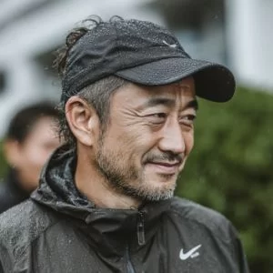 千代田区周辺で平日にゴルフを楽しむ50代男性ゴルファーのバストアップ写真、ゴルフウェア姿で落ち着いた表情