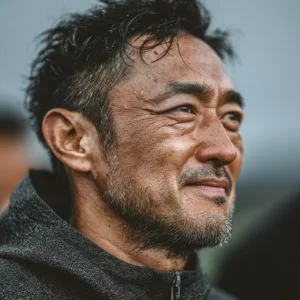 足立区周辺でゴルフを楽しむ50代男性ゴルファーのバストアップ写真、ゴルフウェア姿で落ち着いた表情