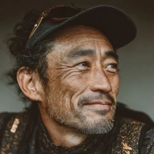 高崎市周辺で平日にゴルフを楽しむ50代男性ゴルファーが、ゴルフウェア姿でバストアップで穏やかに写っている様子