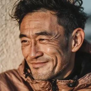 大津市周辺で平日にゴルフを楽しむ50代男性ゴルファーが、ゴルフウェア姿でバストアップで写り、落ち着いた雰囲気で微笑んでいる様子