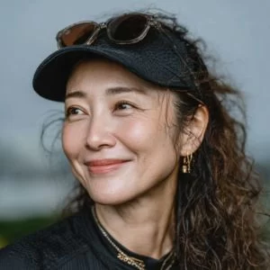 枚方市でゴルフ仲間を見つけた30代女性ゴルファーが、ゴルフウェア姿でバストアップ、自然な笑顔を見せている様子