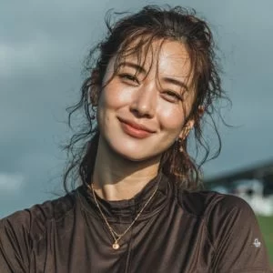 雫石町でゴルフ仲間を見つけた30代女性ゴルファーが、ゴルフウェア姿でバストアップに写り、自然な笑顔を見せている様子