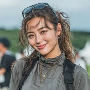 船橋市でゴルフ仲間と出会った30代女性ゴルファーが、ゴルフウェア姿で自然な表情を見せるバストアップ写真