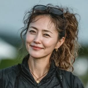 足立区でゴルフ仲間を見つけた30代女性ゴルファーがゴルフウェア姿でバストアップの自然な表情を見せている様子