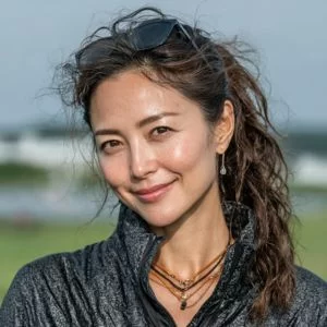 杉並区でゴルフ仲間を見つけた30代女性ゴルファーがゴルフウェア姿でバストアップの自然な表情を見せている様子