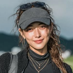 松江市でゴルフ仲間を見つけた30代女性ゴルファーが、ゴルフウェア姿でバストアップに写り、自然な表情を見せている様子