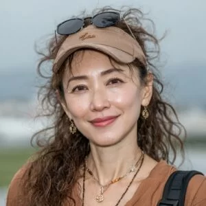 さいたま市南区周辺のゴルフ場で、平日中心にゴルフを楽しむ50代女性ゴルファーがゴルフウェア姿でバストアップに写る写真、安心感のある笑顔が印象的な場面