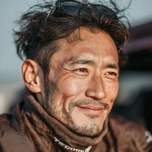 東大阪市在住の40代男性ゴルファーが、ゴルフウェア姿でバストアップで穏やかに微笑んでいる様子