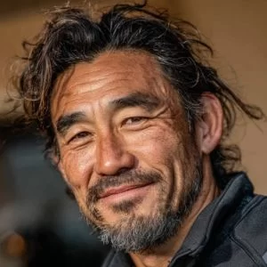 福岡市博多区在住の40代男性ゴルファーが、ゴルフウェア姿でバストアップ、落ち着いた表情を見せている様子