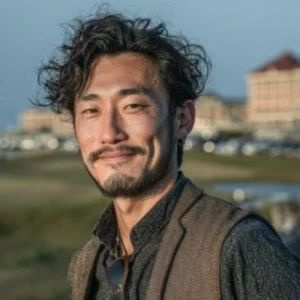 福岡市のゴルフ場で、初心者の30代男性ゴルファーがゴルフウェア姿でバストアップの安心した表情を見せている様子