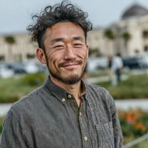 岸和田市在住の40代男性ゴルファーが、ゴルフウェア姿でバストアップ、落ち着いた笑顔を見せている様子