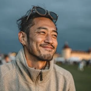 三条市在住の30代男性ゴルファーが、ゴルフウェア姿で安心した表情を見せるバストアップ写真