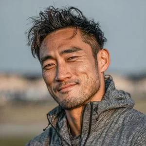 浦安市在住の30代男性ゴルファーが、ゴルフウェア姿でバストアップに写り、初心者として安心した表情でラウンドに臨んでいる様子