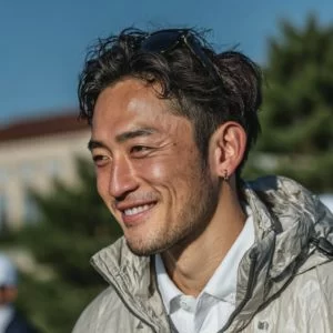 八戸市在住の40代男性ゴルファーが、ゴルフウェア姿で落ち着いた笑顔を見せているバストアップ写真。家庭と両立しながら楽しむエンジョイゴルフの様子。