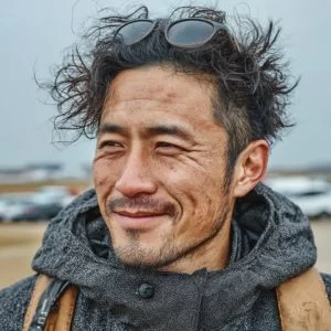 海南市在住の40代男性ゴルファーが、ゴルフウェア姿でバストアップで写り、リラックスした雰囲気を見せている様子