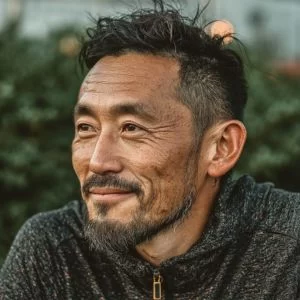 福岡市西区在住の50代男性が、ゴルフウェア姿でバストアップ、真剣な表情の競技志向ゴルファー